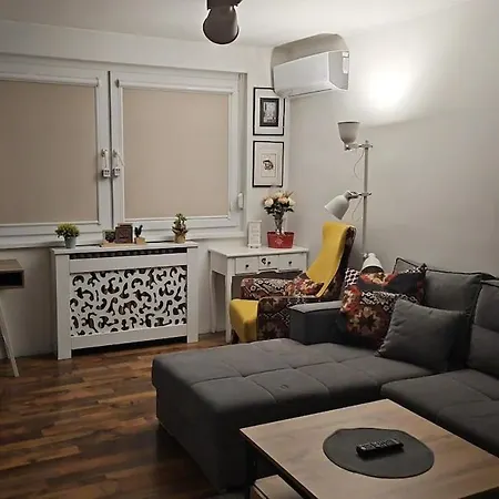 Charming, Cozy & Joyful Modern Oasis דירה
